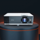 پروژکتور BenQ TK700 با طراحی سفید و لنز مرکزی، مناسب برای بازی‌های 4K