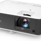 پروژکتور BenQ TK700STi با طراحی سفید و لنز مرکزی، مناسب برای بازی‌های 4K