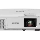 پروژکتور Epson EB‑FH06 با لنز مرکزی و بدنه سفید